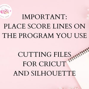 K&ouml;nnte beinhalten: Rosaer Hintergrund mit einem wei&szlig;en Notizbuch und einem rosa Stift. Der Text auf dem Bild lautet "WICHTIG: PLATZIERE SCORE-LINIEN AUF DEM PROGRAMM, DAS DU VERWENDEST SCHNEIDDATEIEN F&Uuml;R CRICUT UND SILHOUETTE".