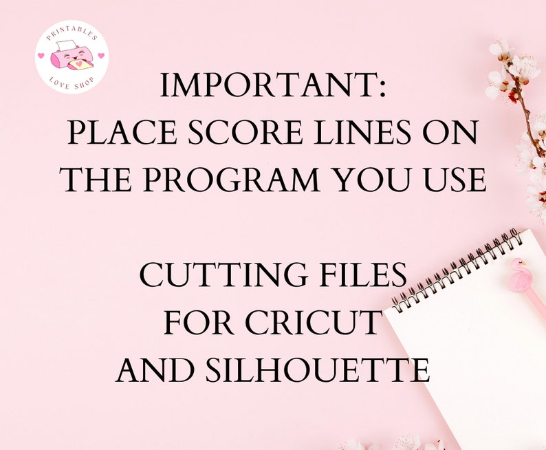 K&ouml;nnte beinhalten: Rosaer Hintergrund mit einem wei&szlig;en Notizbuch und einem rosa Stift. Der Text auf dem Bild lautet "WICHTIG: PLATZIERE SCORE-LINIEN AUF DEM PROGRAMM, DAS DU VERWENDEST SCHNEIDDATEIEN F&Uuml;R CRICUT UND SILHOUETTE".