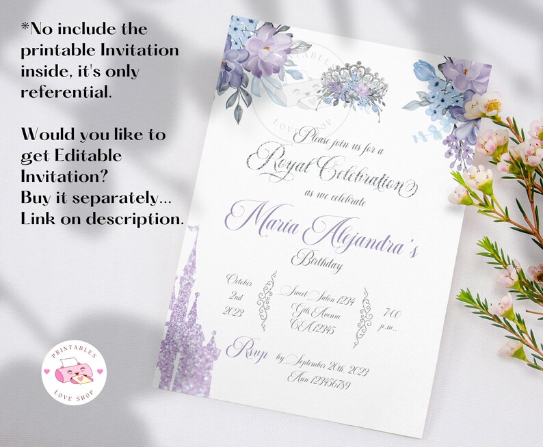 K&ouml;nnte beinhalten: Eine druckbare Einladung zu einer k&ouml;niglichen Feier mit einem lila Schloss, einer Krone und floralen Designs. Die Einladung ist f&uuml;r den Geburtstag von Maria Alejandra am 20. September 2023 um 19:00 Uhr in der South Satin Avenue 1234, CA 12345.