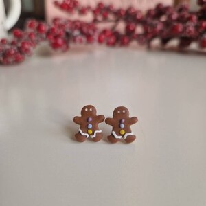 Pendientes Gingerbread Man con botones de glaseado y gomitas