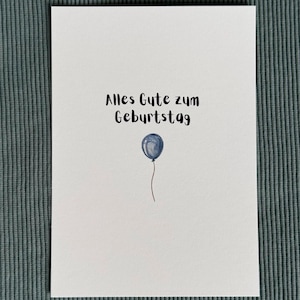 Carte postale « Joyeux anniversaire » avec ballon bleu – illustrée à la main et imprimée de haute qualité sur carton naturel
