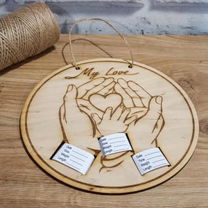 Support bébé bracelet contreplaqué décoration laser, célébrer l'arrivée de bébé, signe d'arrivée de bébé, détails de naissance de bébé, art mural cadeau famille main dans la main