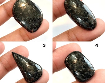 Cabochon nuummite doré - Grande pierre de sorcier polie du Groenland, gemme de poche de guérison naturelle pour la méditation et le soulagement du stress