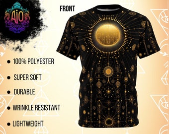 Op de afbeelding: Zwart T-shirt met een gouden geometrisch ontwerp met een grote cirkel in het midden. Het ontwerp bevat een verscheidenheid aan kleinere cirkels, lijnen en sterren. De tekst "FRONT" is zichtbaar bovenaan de afbeelding.