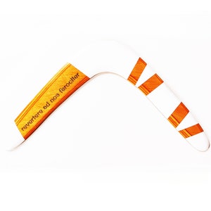 Hölzerner Bumerang mit benutzerdefinierter Nachricht (Sie wählen die Wörter oder Phrase). Echter wiederkehrender Boomerang. Geschenk für Sie und Ihn. Zum Spielen oder als Deko.