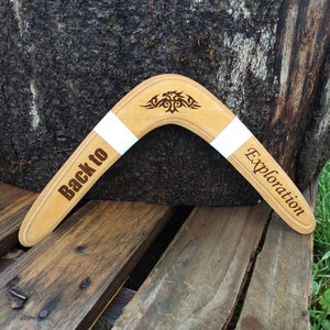Echt Holz Bumerang mit Text und Draw/Logo/Design Laser graviert. Farbe Streifen. Rechte oder linke Hand. Geschenk für Sie und Ihn.