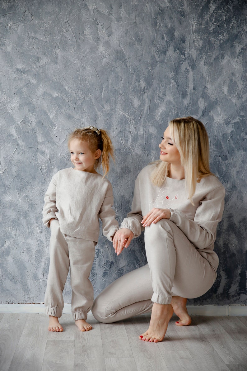 Linen matching loungewear. comfy outfit for women's and kids. Casual linen clothes. 2pc set of natural linen image 2