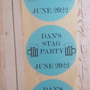 25 Blaue personalisierte Junggesellenabschiedsaufkleber. Stag Night Tags, Party Night Geschenktüten Etiketten Groom to be, Souvenir Sticker Individueller Geschenkaufkleber