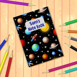 Personalisiertes Space Rockets Kind A5 Notizbuch Enthält 50 Blatt gefüttert/blanko 100% Recyclingpapier Eco friendly. biologisch abbaubar Tolles Geschenk