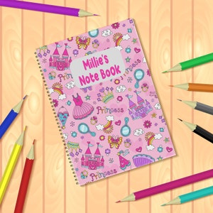 Cuaderno personalizado Pink Princess Childs A5 Contiene 50 hojas de papel forrado / en blanco 100% reciclado Ecológico. bio-degradable Gran regalo