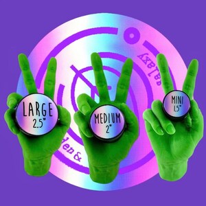Peut inclure: Trois mains vertes en signe de paix tiennent des objets circulaires avec les inscriptions "LARGE 6.35 cm", "MEDIUM 5.08 cm" et "MINI 3.81 cm". Les objets ont une surface holographique iris&eacute;e. Le fond est violet avec un motif circulaire.
