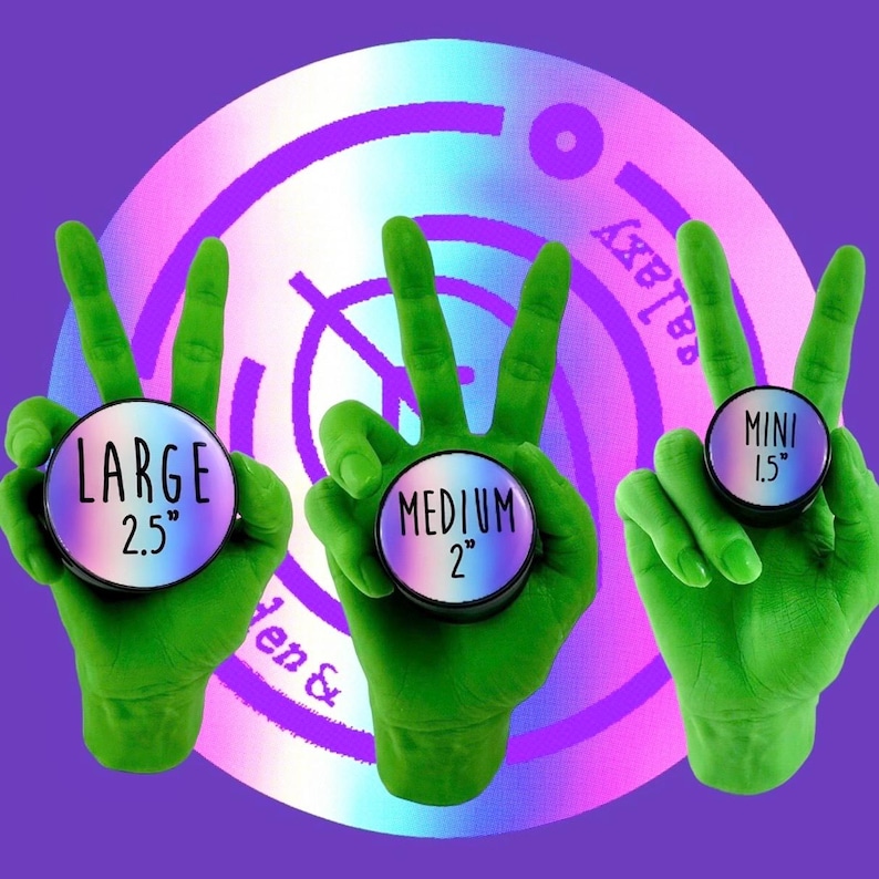 Pode incluir: Tr&ecirc;s m&atilde;os verdes mostrando sinais de paz seguram recipientes redondos rotulados como "LARGE 2.5", "MEDIUM 2" e "MINI 1.5". Os recipientes t&ecirc;m um design hologr&aacute;fico. O fundo &eacute; roxo com um design tem&aacute;tico de gal&aacute;xia.