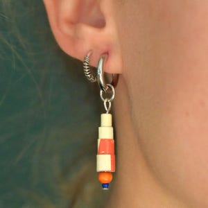 Upcycling Unisex-Mono-Ohrring | Papierperlen und recycelten Perlen - CONE_MONOBOUCLE | Papierperlen aus alten Plakate | Unikat