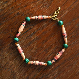 Pulsera de papel perlado reciclado con cuentas de vidrio naranja | Joyas únicas hechas con carteles de teatro