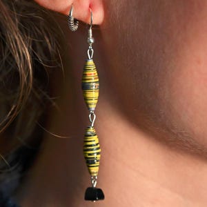 Handgefertigte Upcycling Ohrringe Papierperlen - GELBCHIC | Unikat-Schmuck aus alten Theaterplakate | Geschenkidee