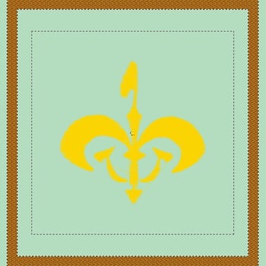 Puede incluir: Un diseño estilizado de flor de lis amarillo sobre un fondo azul claro dentro de un marco marrón.