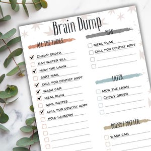 Könnte beinhalten: Eine druckbare Brain-Dump-Checkliste mit Kategorien für "All the Things", "Jetzt", "Später" und "Egal". Die Checkliste enthält Aufgaben wie "Kauartikel bestellen", "Wasserrechnung bezahlen", "Rasen mähen", "Post sortieren", "Termin beim Zahnarzt vereinbaren", "Auto waschen", "Essensplan", "Einladungen verschicken" und "Wäsche falten".