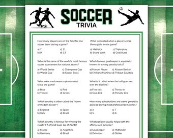 Może przedstawiać: Biały arkusz z quizem o piłce nożnej z zielonymi obramowaniami i tłem przedstawiającym zielone boisko. Nagłówek zawiera napis SOCCER TRIVIA czarną i zieloną czcionką, otoczony czarnymi sylwetkami piłkarzy. Zawiera osiem pytań wielokrotnego wyboru.