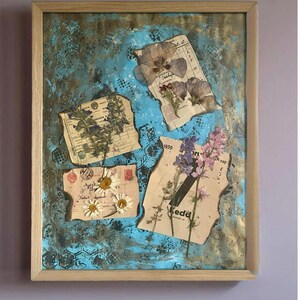 Arte vintage de técnica mixta con letras de 1939 y flores prensadas: collage efímero antiguo para decoración nostálgica. Decoración de pared original y única.