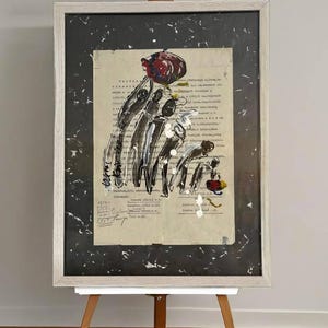 Può includere: Dipinto astratto incorniciato su carta con vernice nera, bianca, rossa, gialla e blu. Il dipinto è su un pezzo di carta vecchia con testo in una lingua straniera. La cornice è bianca con un passepartout nero.