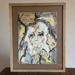 Ritratto inquietante di tecnica mista – Volto astratto con collage vintage anni '40 e profondità emotiva. Arte murale originale. Regalo unico per collezionisti.