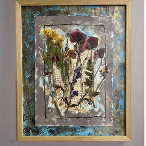 Arte de flores prensadas secas enmarcado sobre carta vintage de 1939: decoración botánica romántica para pared. Técnica mixta: imagen única hecha a mano. Regalo original.