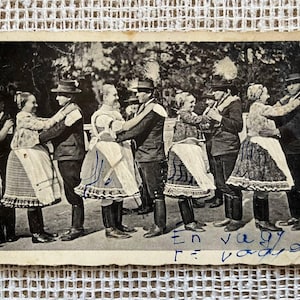 Rzadka zabytkowa pocztówka - Węgierski taniec ludowy - 1940s Traditional Ephemera ze znaczkiem i stemplem pocztowym. Sztuka ścienna dla kolekcjonera. Unikatowy prezent zabytkowy.