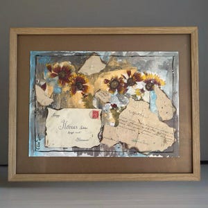 Ephemeral Echoes Arte vintage con tecniche miste con lettere anni '40 e fiori pressati. Decorazione murale unica fatta a mano. Arte murale originale. Arte strutturata