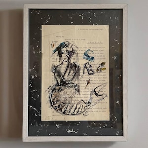 Può includere: Opera d'arte incorniciata a tecnica mista con un bozzetto di una persona con una macchina fotografica, sovrapposto a carta vintage con testo. L'opera d'arte include accenti blu e gialli ed è incorniciata in bianco e nero.