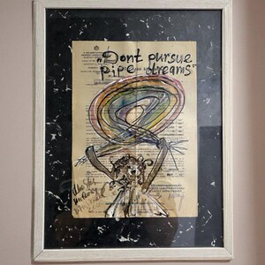 Arte de técnica mixta hecho a mano sobre papel de 1939 - Nudo arcoíris. Letra vintage y simbolismo LGBTQ. Ilustración de fantasía surrealista, frase inspiradora.
