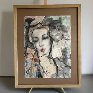 Collage vintage di tecniche miste – Ritratto surreale con carte e francobolli antichi. Arte murale originale. Dipinto strutturato. Regalo unico per collezionisti