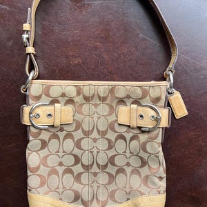 Vintage Coach Khaki Braun Tan Signature Jacquard Leder Umhängetasche, 8,25 "lang, 9,25" hoch, 1" breit und die Riemen fallen 9" Verkauft wie besehen.