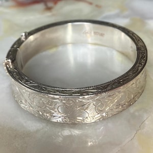 Vintage 925 THAILAND Sterling Silver BB Hinged Thick Bangle Bracelet with Floral Design, marked STERLING, 32g