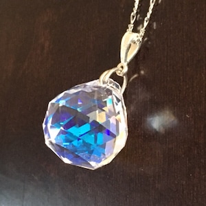 Polyhedron cut Crystal Glass Pendant Necklace, Silver tone