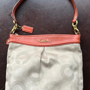 Vintage Coach Beige Jacquard & Ziegelrotes Leder Zip Umhängetasche 11 "lang, 10" hoch, 4,25" breit, und der Riementropfen 10", wie besehen.
