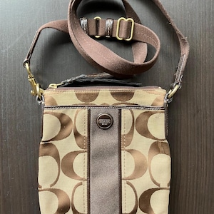 Vintage Coach Brown Signature Jacquard & Kunstleder Trim Top Zip Crossbody Bag, 7 "lang, 8,25 ""hoch, 1,25" breit, verkauft wie besehen.