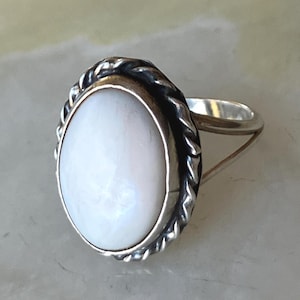 Vintage 925 Sterling Silver NAVAJO White MOP Oval Braided Ring Size 5.5, 3g