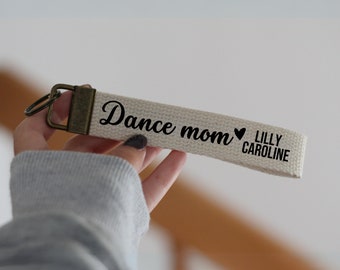 Sleutelhanger dansmoeder, danscadeau moeder, cadeau moeder met kindernaam, gepersonaliseerde dansmoeder, aangepast danscadeau, cadeau danser, 1 inch sleutelhanger polsbandje