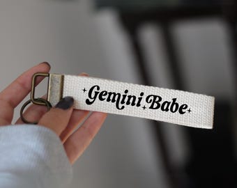 Schlüsselanhänger Zwillinge, Zwillinge Schlüsselanhänger, Zwillinge Schlüsselanhänger, Sternzeichen Geschenk, Geschenk für Zwillinge Armband, Astrologie Geschenk, Mai Geschenk, Juni Geschenk