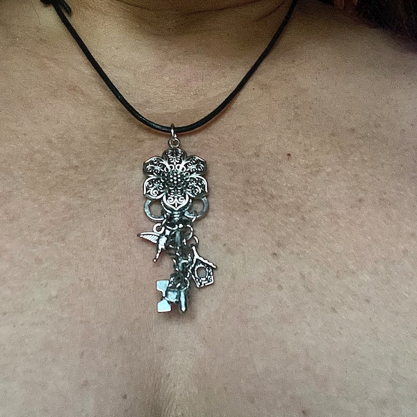 Collier de pierres précieuses péridot clé squelette pieuvre steampunk, bijoux punk steam, cadeau pour elle