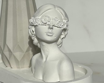 Petite décoration femme aux yeux bandés pour étagère, décoration figurine, objet décoratif, décoration de table, décoration statue femme, femme unique