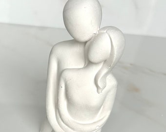 Adorno de pareja abrazada: decoración de estante pequeño, romántico, elegante, estatua decorativa para el hogar y la oficina, regalo para bodas y aniversario