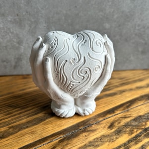 Corazón en mano, regalo de San Valentín para ella, pequeño adorno para estante, adorno de figura, pieza decorativa, adorno de mesa, adorno de estatua