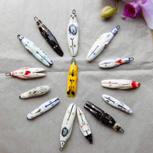 Petite dame miniature en porcelaine, pendentifs et breloques
