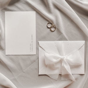 Hochzeitseinladung aus Büttenpapier, Minimalistisch, Fine Art, Hochzeitspapeterie afbeelding 1