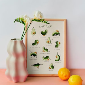 Poster divertente con avocado e yoga | Illustrazione vegetariana e benessere | Regalo vegano originale | Arte murale umoristica