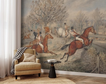 Op de afbeelding: Een vintage muurschildering toont een jachtscène met ruiters te paard die over obstakels springen. Het kunstwerk heeft een gedempt kleurenpalet met bruine, beige en groene tinten, wat een klassieke esthetiek creëert.