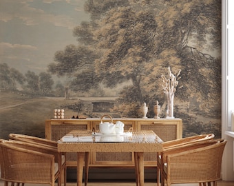 Könnte beinhalten: Ein Esszimmer mit einer Tapetenmalerei, die eine Landschaft mit Bäumen und einer Brücke darstellt. Der Raum verfügt über einen Holztisch mit geflochtenen Stühlen, eine Anrichte mit geflochtenen Türen und eine Vase mit getrockneten Blumen.