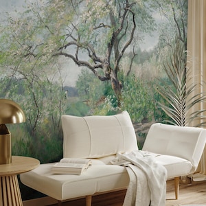 Carta da parati vintage con paesaggio fluviale, murale con alberi verdi e luce estiva per interni caldi con calma naturale senza tempo