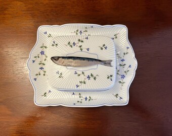 Plato de sardinas de porcelana vintage con platillo a juego, fabricado en Francia entre 1880 y 1900.